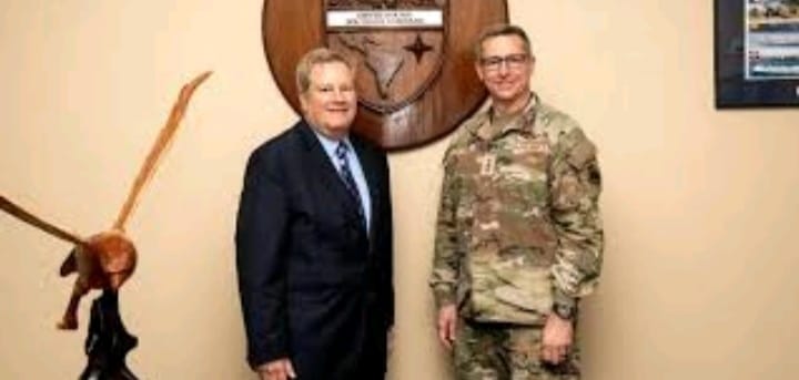 MIKE HAMMER SOSTIENE ENCUENTRO CON EL NUEVO JEFE DEL COMANDO SUR